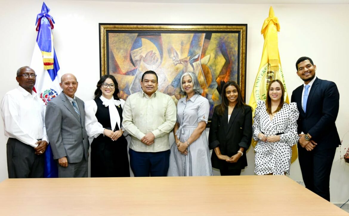 El licenciado José Ruben Gonell Cosme, director de la ONDA, durante su exposición en el seminario celebrado en la Universidad Uteco.