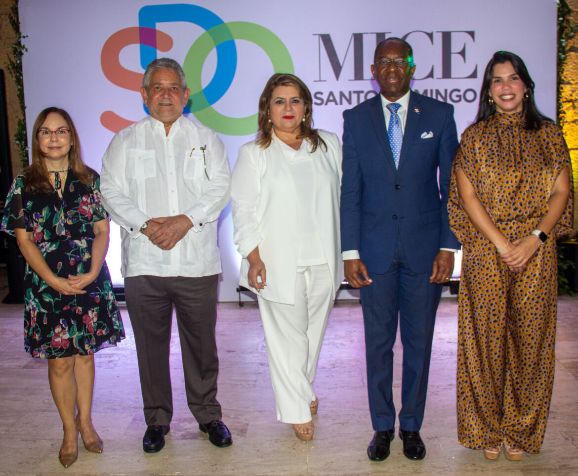 Fabeth Martínez, Roberto Henríquez, Rosalía Feris, Carlos Peguero y Yudi García.