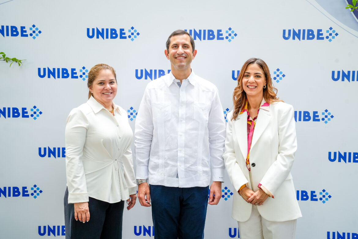 Grace Cochón, Roberto Herrera y Odile Camilo en inauguración de estación de carga Evergo en Unibe