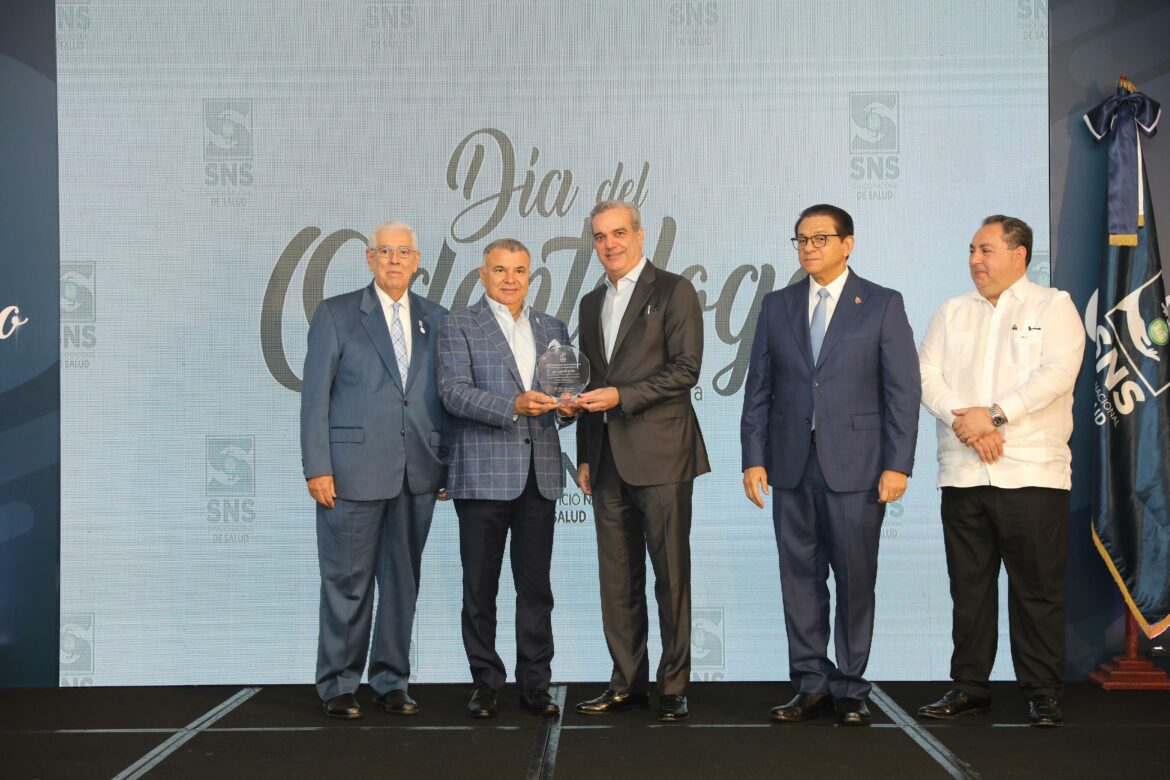 El presidente Luis Abinader encabezó este martes el acto de reconocimiento a seis odontólogos
