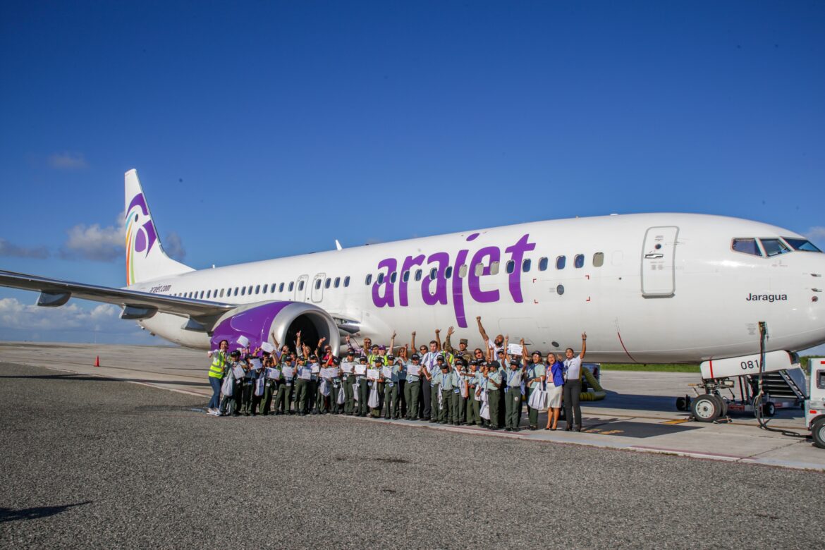 Arajet impulsa la educación y la pasión por la aviación con su programa Piloto por un día