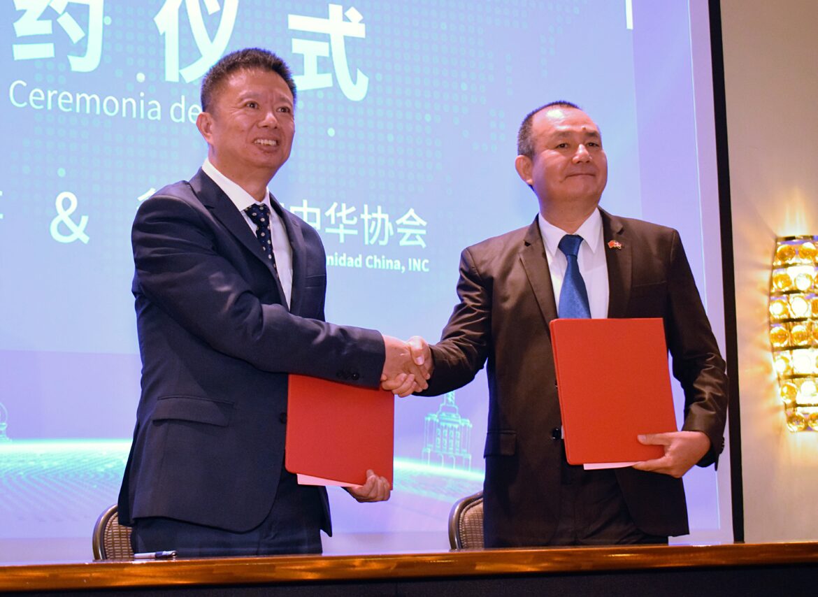 Firman Hunan Daily y Fundación Jade Pro Comunidad China.