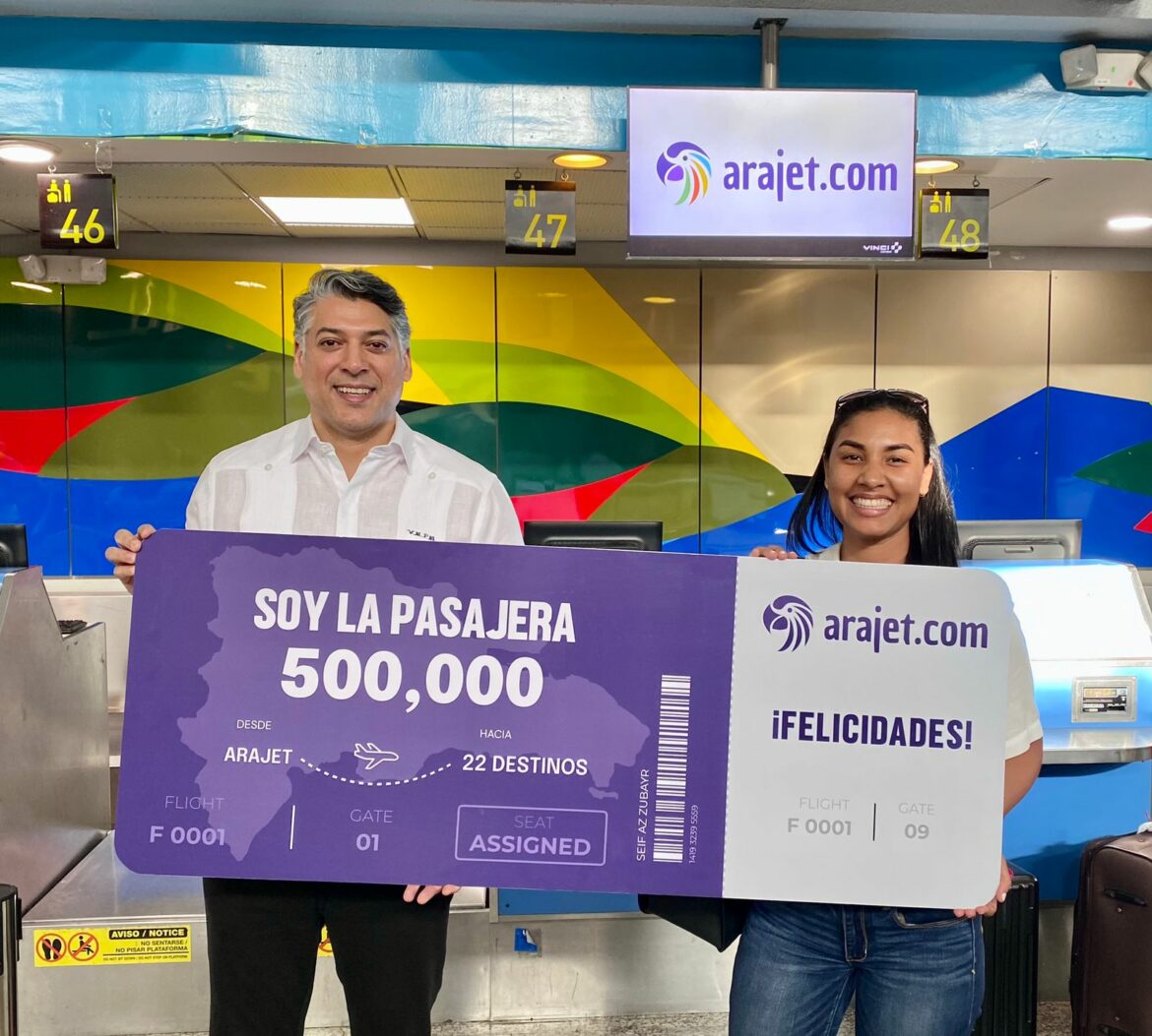Victor Pacheco Mendez y Carolyn Rijo la pasajera 500,000 de Arajet