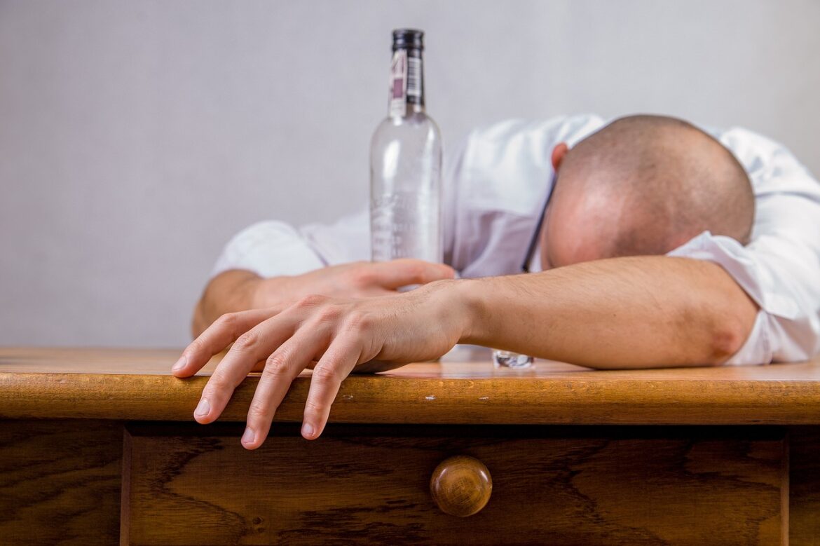 Advierten sobre los riesgos de mezclar antibióticos y alcohol