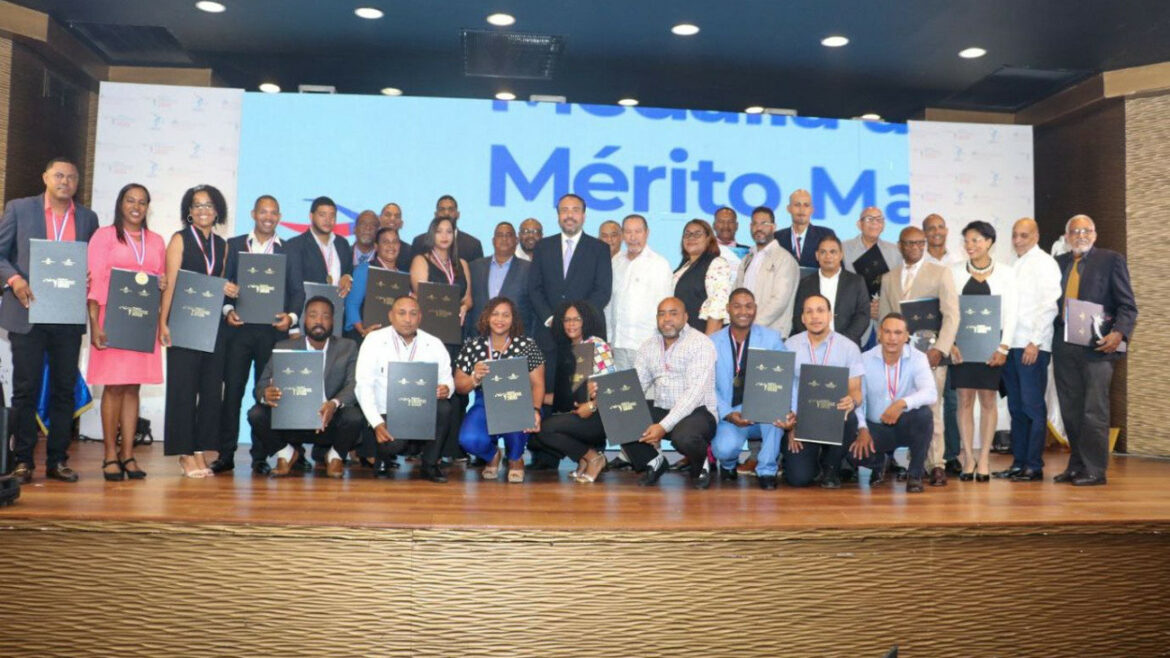 Alberto Rodríguez junto a ganadores del premio Medalla al Mérito