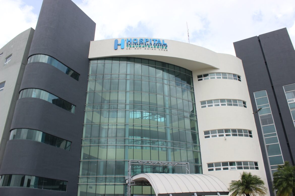 Director Ney Arias Lora entrega moderna unidad de UCI Más de 10 años salvando vidas–