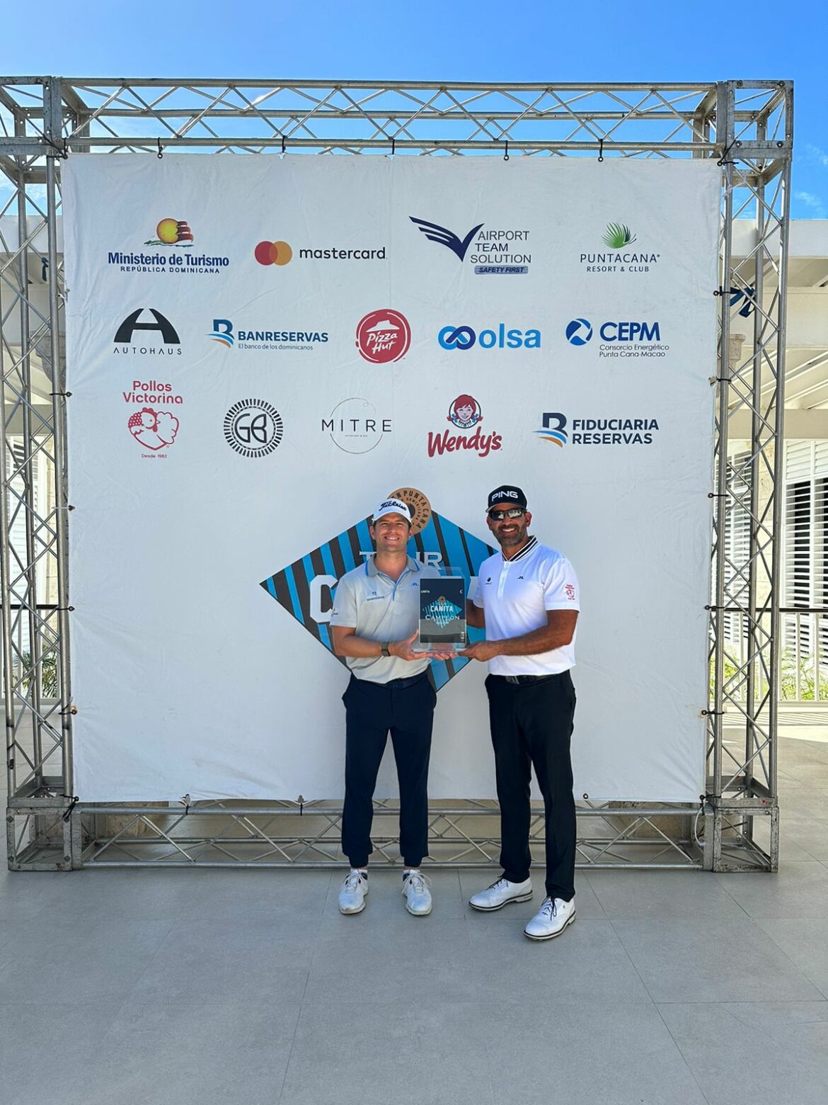 Hiram Silfa, director del Tour Canita, premia a Willy Pumarol.