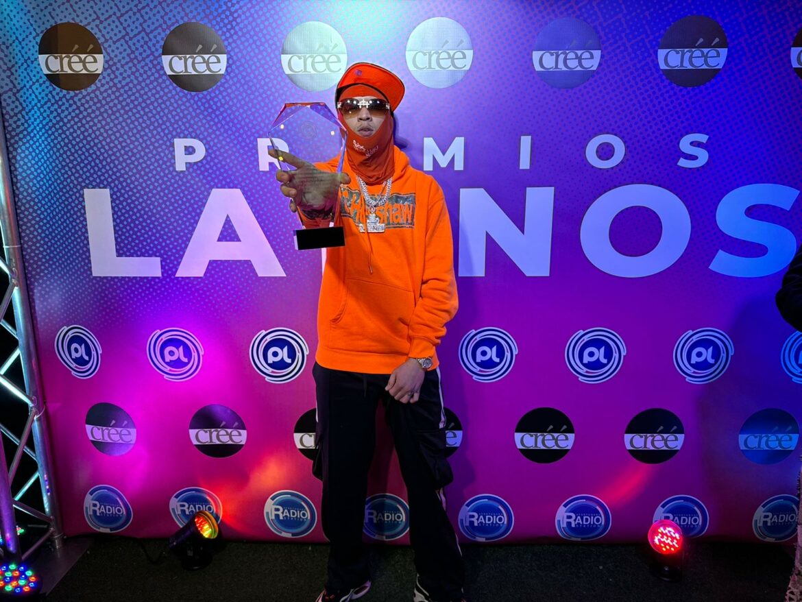 Jey One, Artista del Año Reconocimiento en los Premios Latinos de NY.