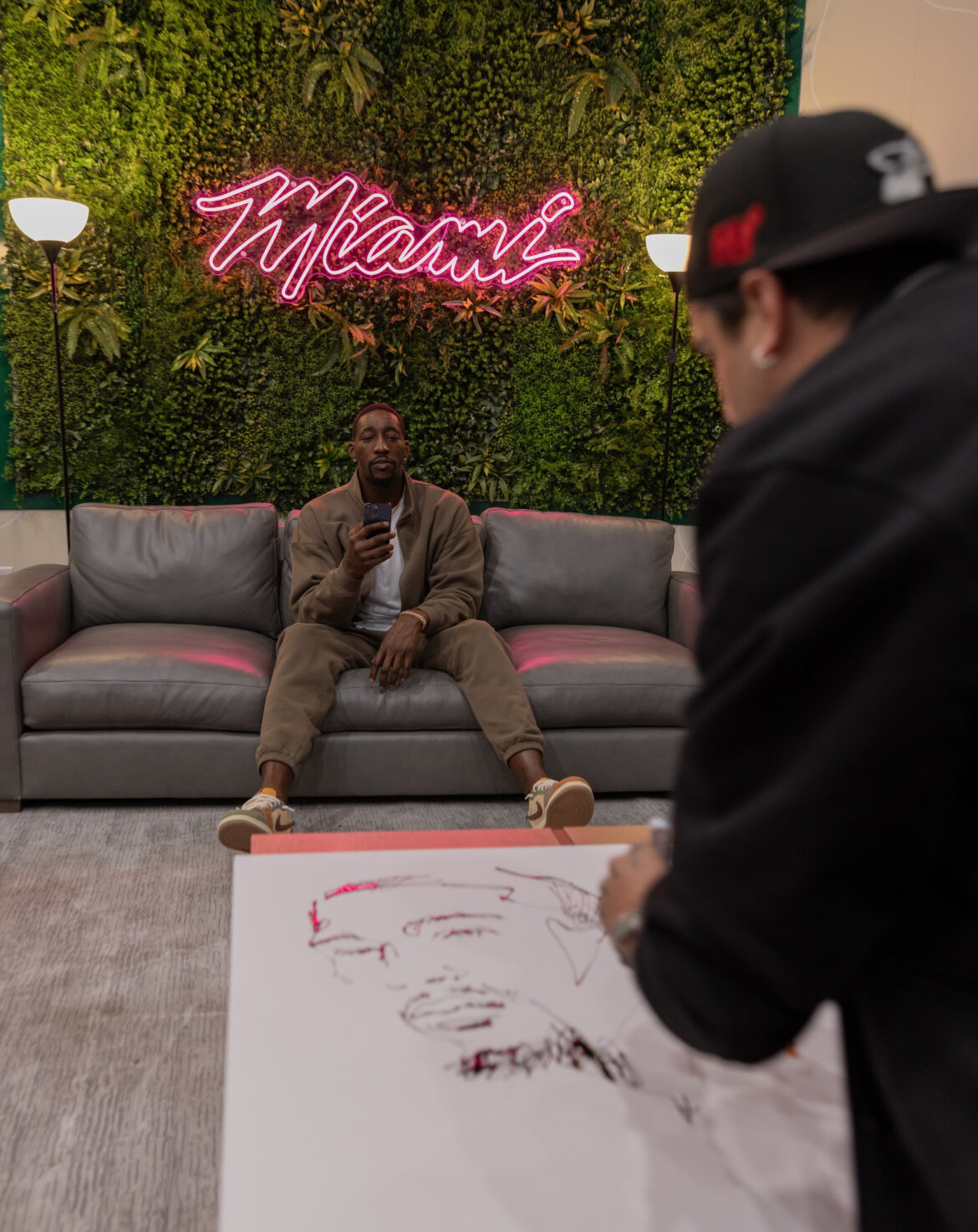 Mr. Dripping revoluciona Art Basel al pintar en vivo en el intermedio del juego de los Miami Heat