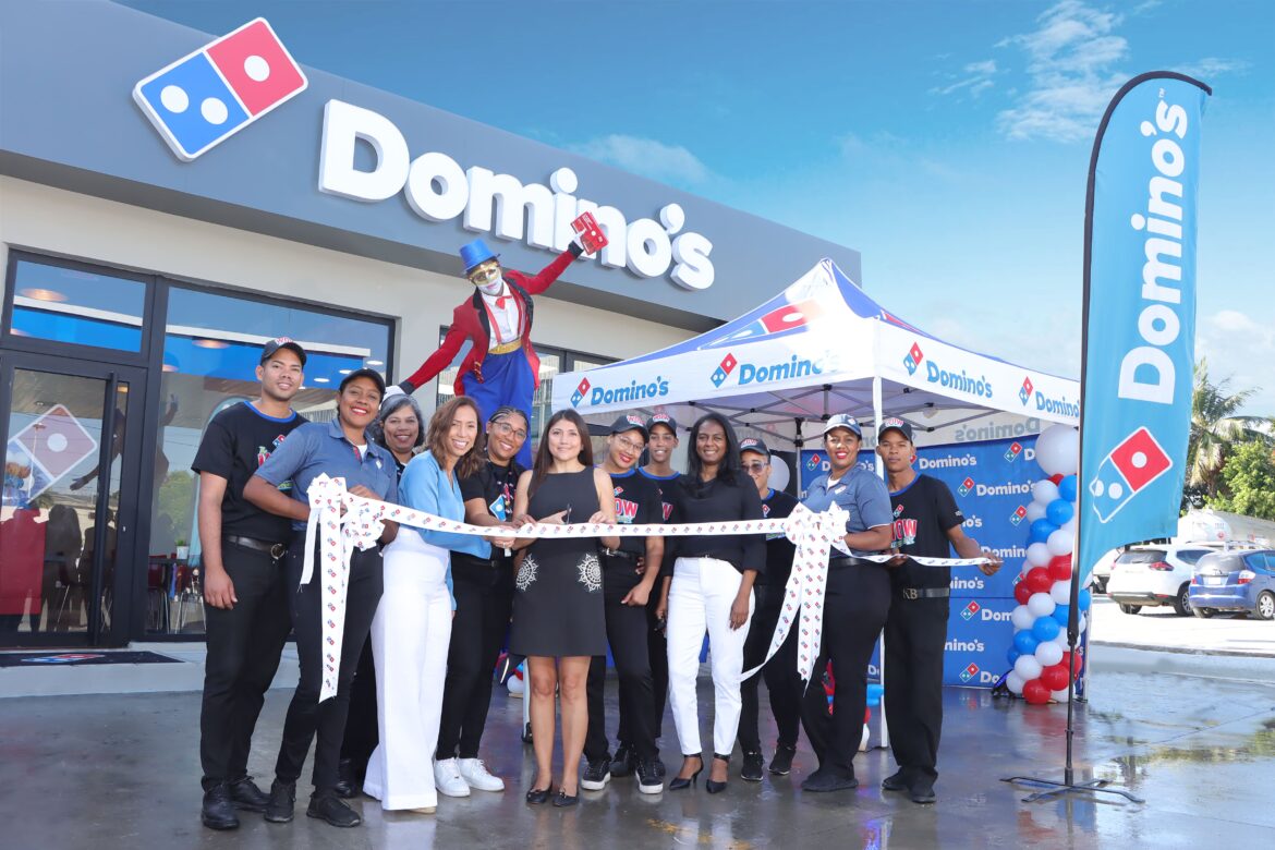 Ejecutivos de Domino’s República Dominicana realizan el corte de cinta