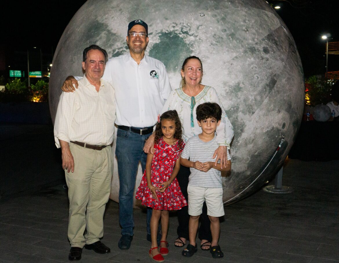 Fernando García, Monse Méndez García junto a sus nietos y Manuel Grullón.