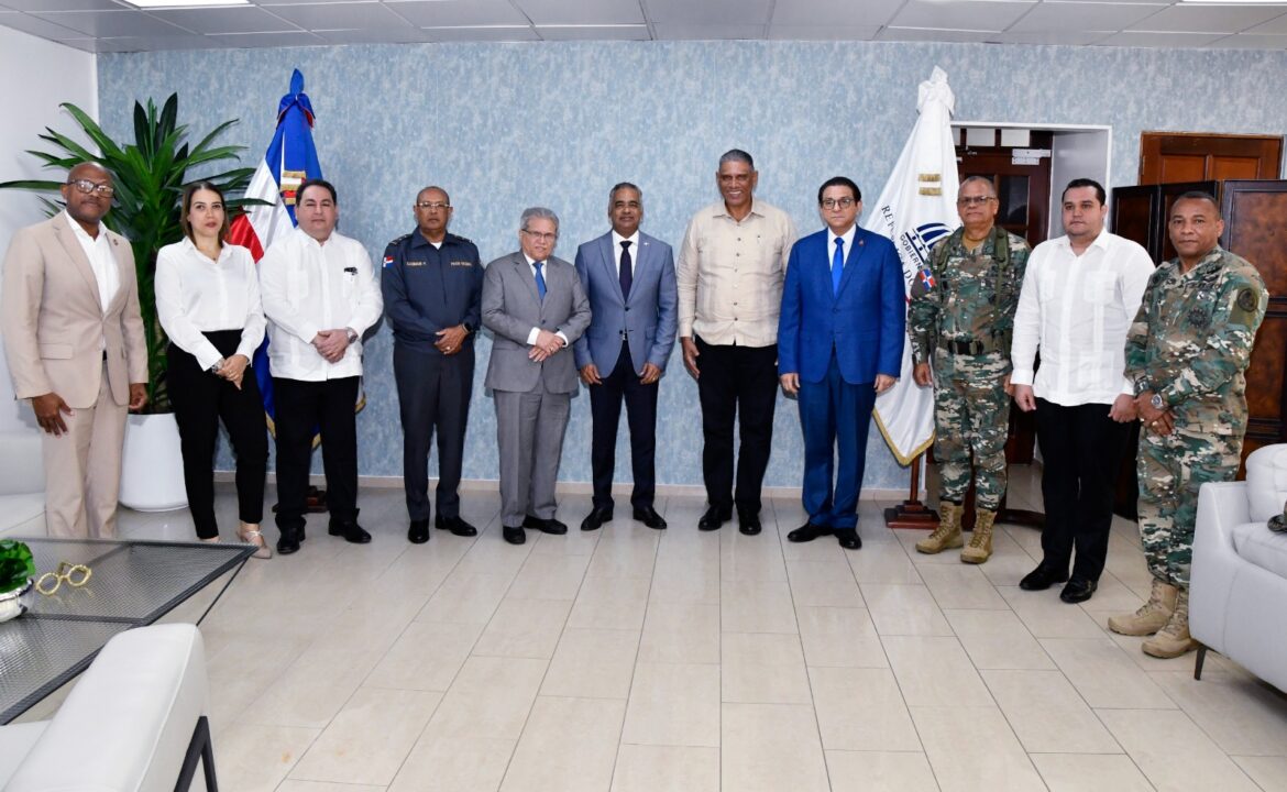 Ministros Vásquez Martínez y Daniel Rivera junto a otras autoridades y representantes de gremios de salud,