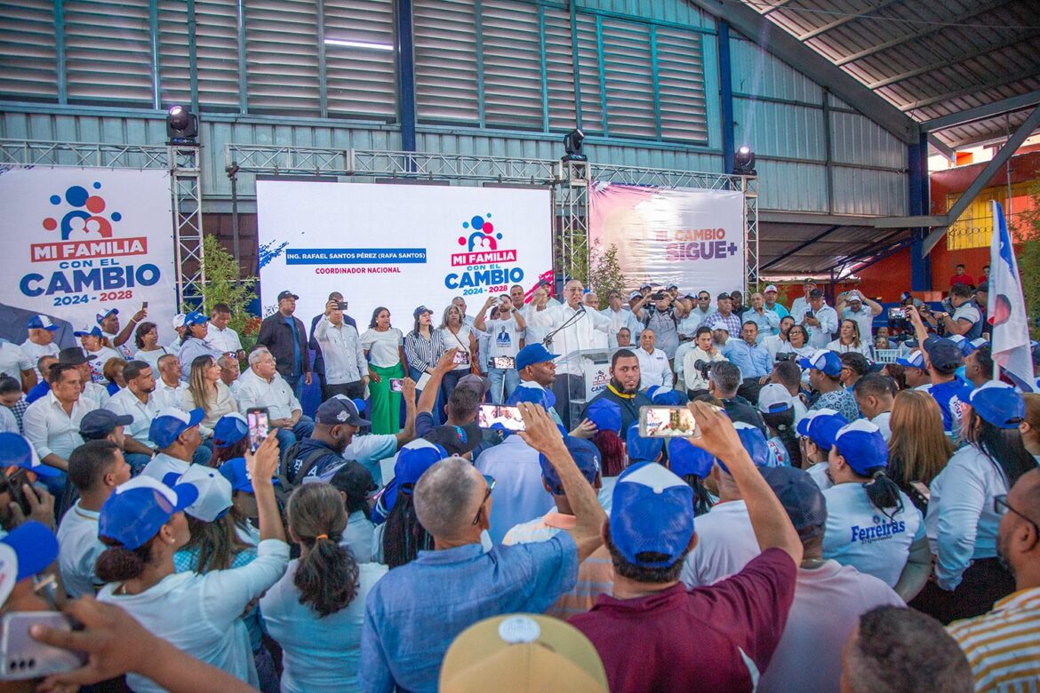 Santos Pérez y decenas de perremeistas que apoyan candidatos del PRM en Espaillat.