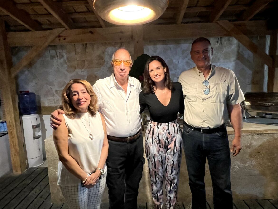 Denise Reyes, Gianni Paggiarin, Stephanie Balmir y Gary Hurtado.