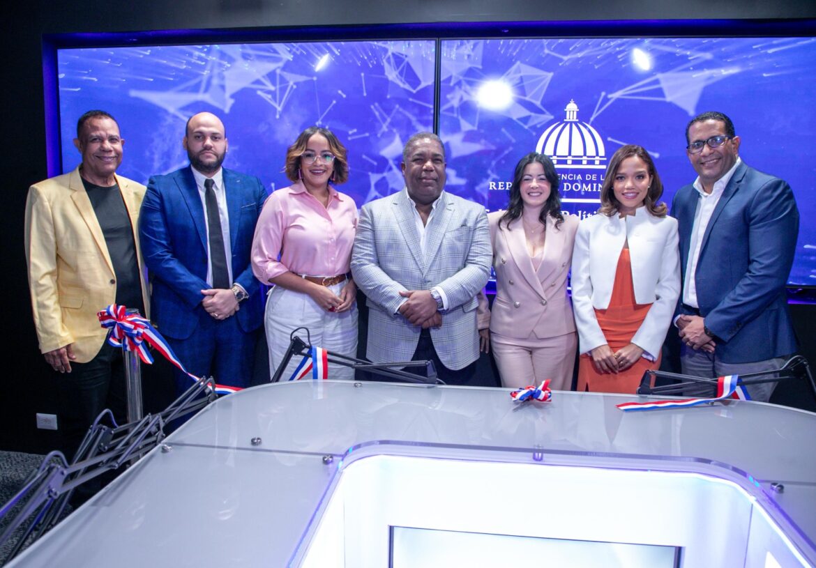 Gabinete de Política Social lanza moderna cabina de radio y streaming para difundir información gubernamental..