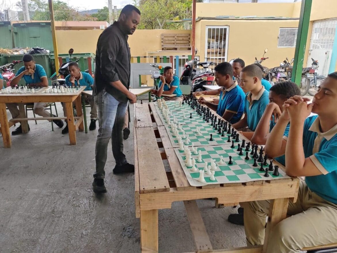 Still Pérez Guzmán durante la simultánea Escolar Liceo Benjamín González de Barahona.