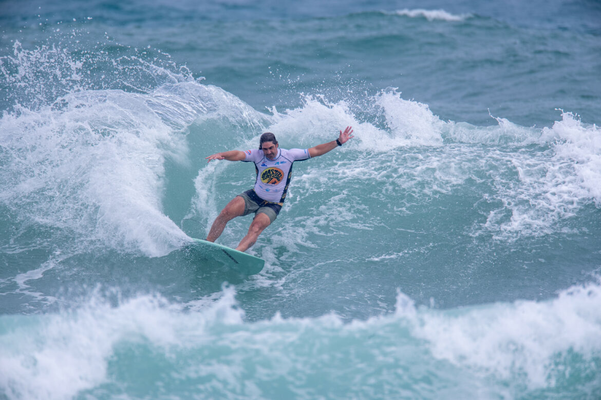 Arranca el “Masters Surf Reunion” La Élite del Surf se Congrega en su Octava Edición en Cabarete