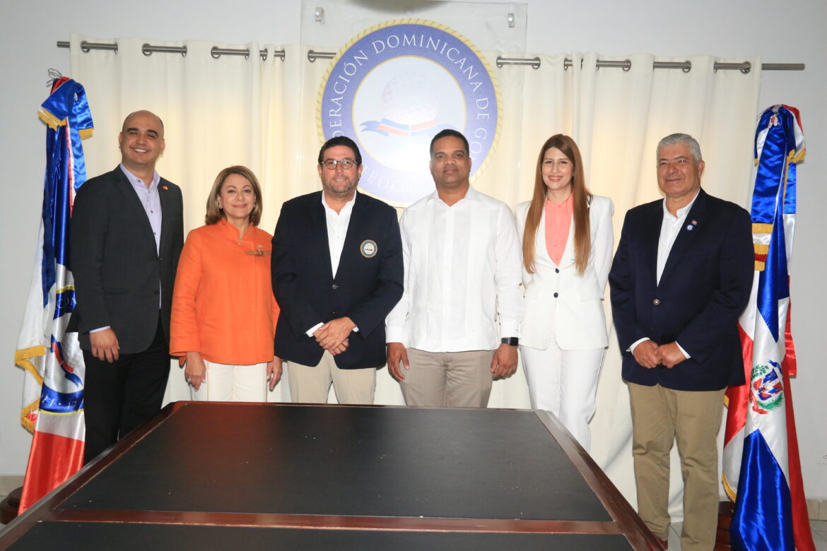 Enrique Valverde y Luis José Placeres, junto a directivos del Banreservas