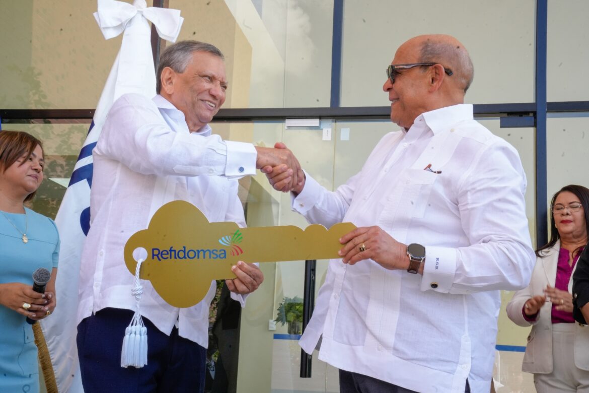 Leonardo Aguilera entrega las llaves a Rafael Santos Badía del nuevo edifico que alojará centro tecnológico de INFOTEP