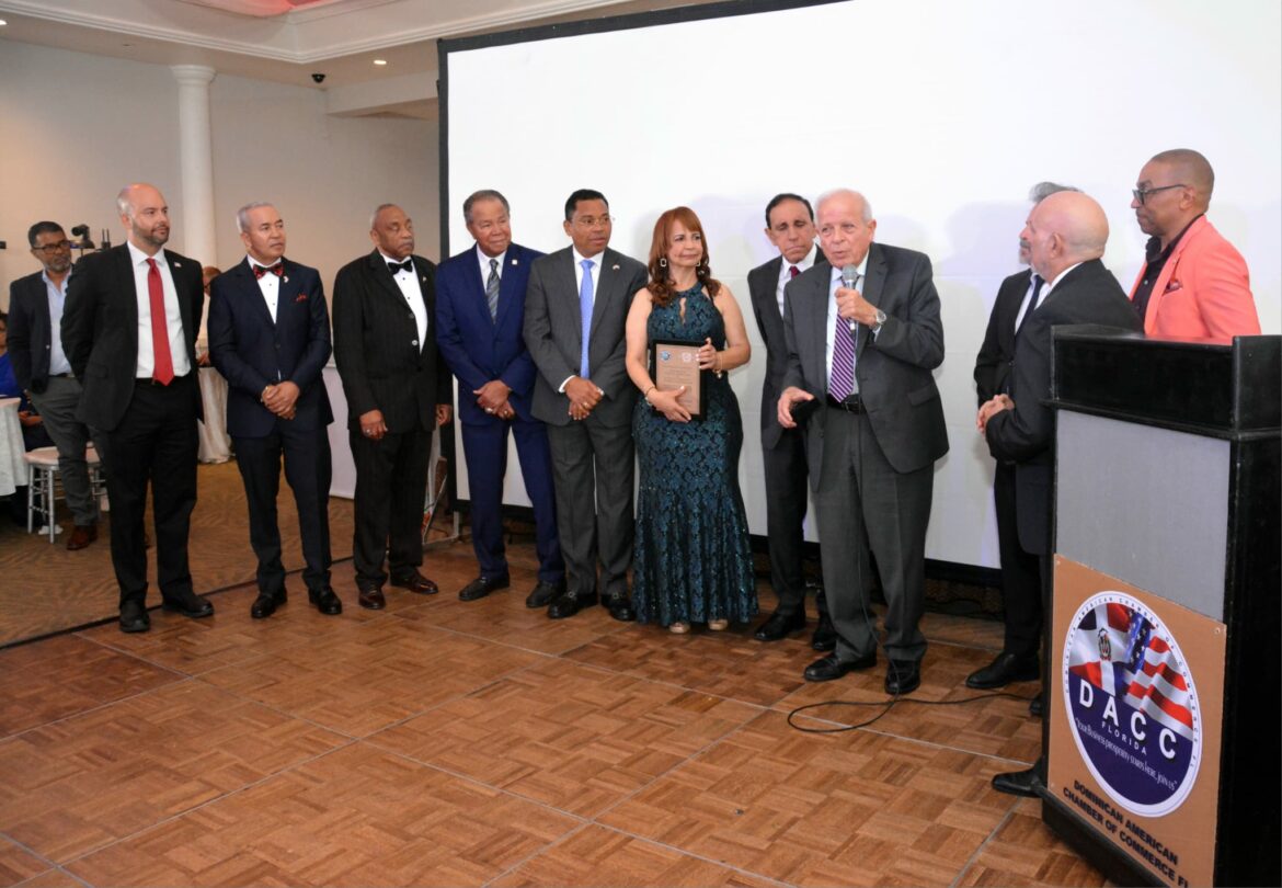 Manny Cid, Dr. Oviedo, Johnny Matthews, Juan Marichal, (2 acompañantes del Dr. Cruz), Dr. Félix Cruz Jiminián, Tomás Regalado, Miguel Gabela (parcialmente oculto), Dr. Pedro Mora y Dr. Dionis Antigua