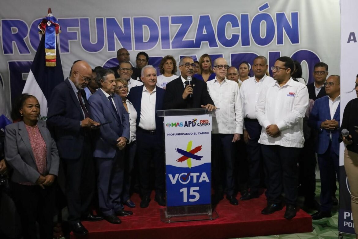 Dirigencia de APD y MAS junto a Antonio Taveras