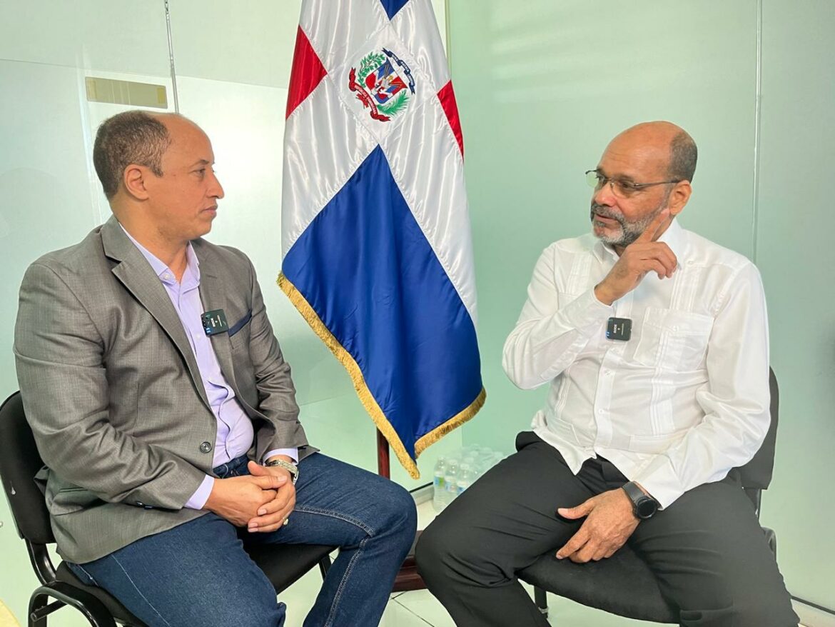 Elvis Lima y Juan Manuel Rosario durante la entrevista en el programa Fuera de Record.