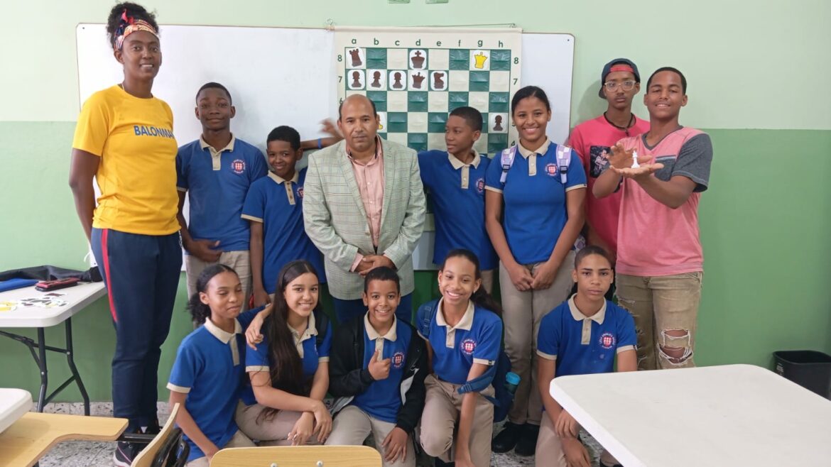 Los Maestros Johanna Pimentel y Braulio Ramírez, acompañados de los niños del Centro Educativo Angélica Massé