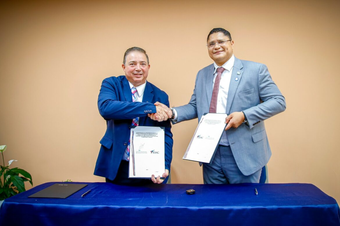 EL director general del IDAC, Héctor Porcella junto al director ejecutivo de la AHAC, Gerardo Rivera Guifarro