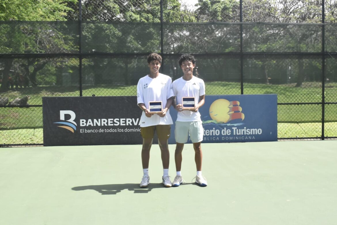 Los tenistas Yannik Álvarez y Jacob Lee, campeones de dobles de la Copa Trinitaria J100 Santo Domingo.