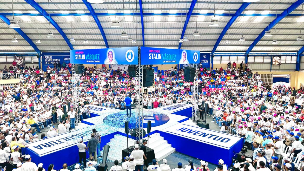 Miles de perremeistas durante el acto de cierre de campaña del candidato a diputado Vásquez-