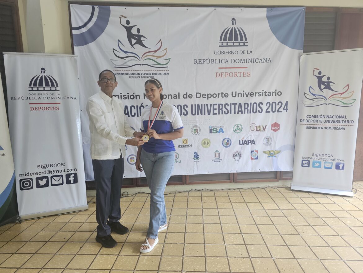 Bienvenido Castro Vicerrector Administrativo del Instituto Superior de Agricultura ISA premió al Mejor Primer Tablero Altagracia Pachano.