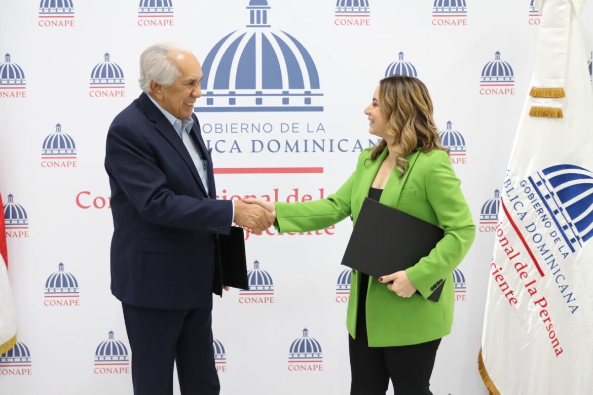 José García Ramírez, director de Conape, y Gloria Reyes, directora de Supérate, luego de la firma del acuerdo interinstiucional