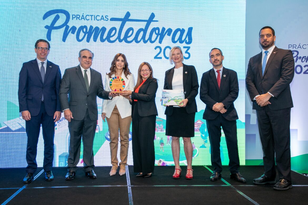 Juana Barceló presidenta de BPV recibiendo reconocimiento de CONEP y PNUD (1)