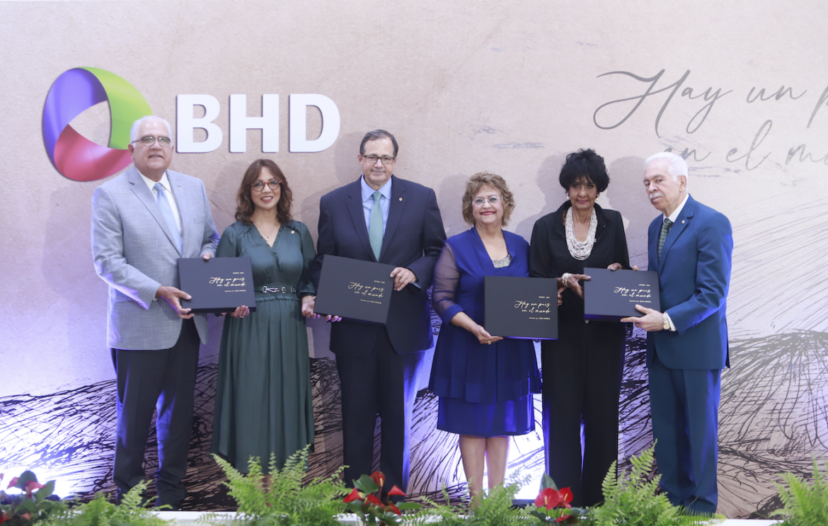 Luis Lembert, Josefina Navarro, Steven Puig, Verónica Sención, Elsa Núñez y Luis Molina Achécar