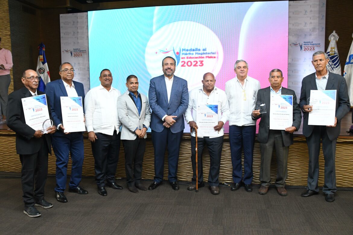 PIE DE FOTO 2 ALBERTO RODRIGUEZ Y MERITORIOS