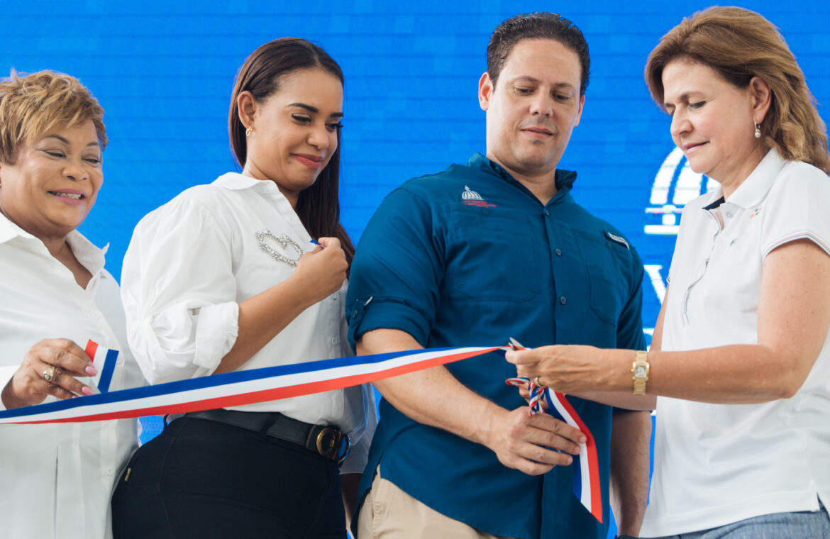 Vicepresidenta Peña y Ministro Bonilla entregan obras de mejoramiento de hábitat en Santo Domingo Norte.