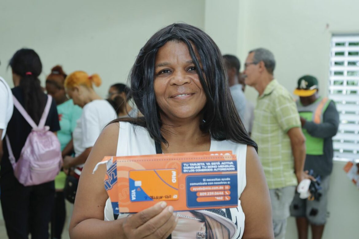 Beneficiaria de los subsidios de Supérate muestra su tarjeta MIO