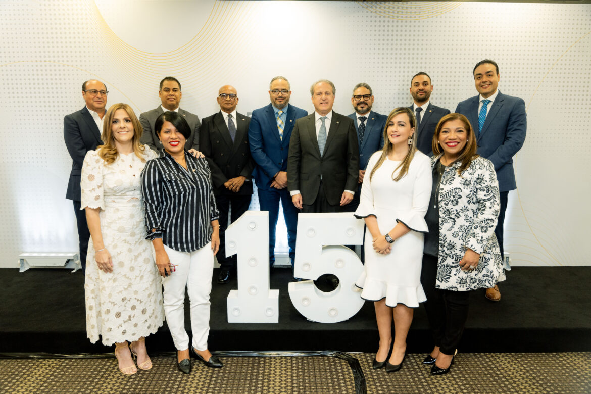 Colaboradores con 15 años de labor