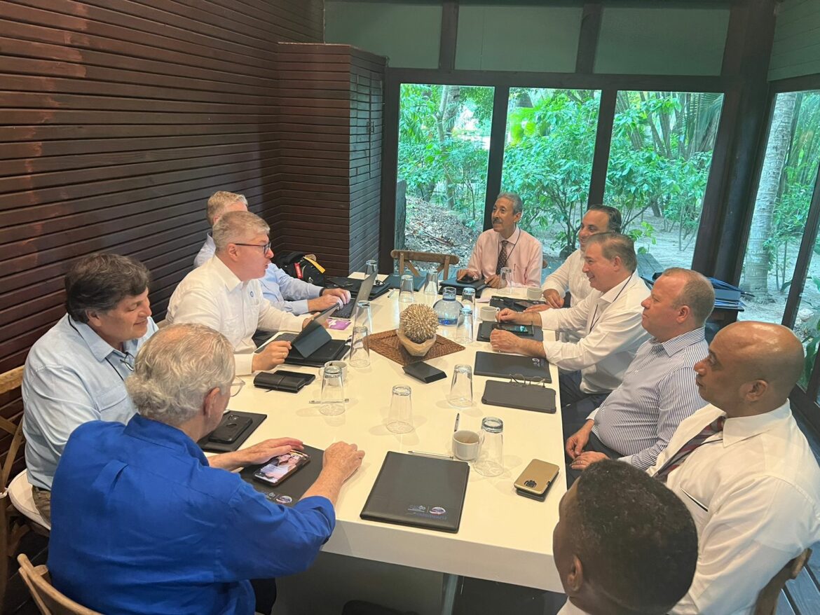 El director general del IDAC, Héctor Porcella junto a directivos de la OACI y delegados dominicanos en la reunión celebrada en Belice. (1)