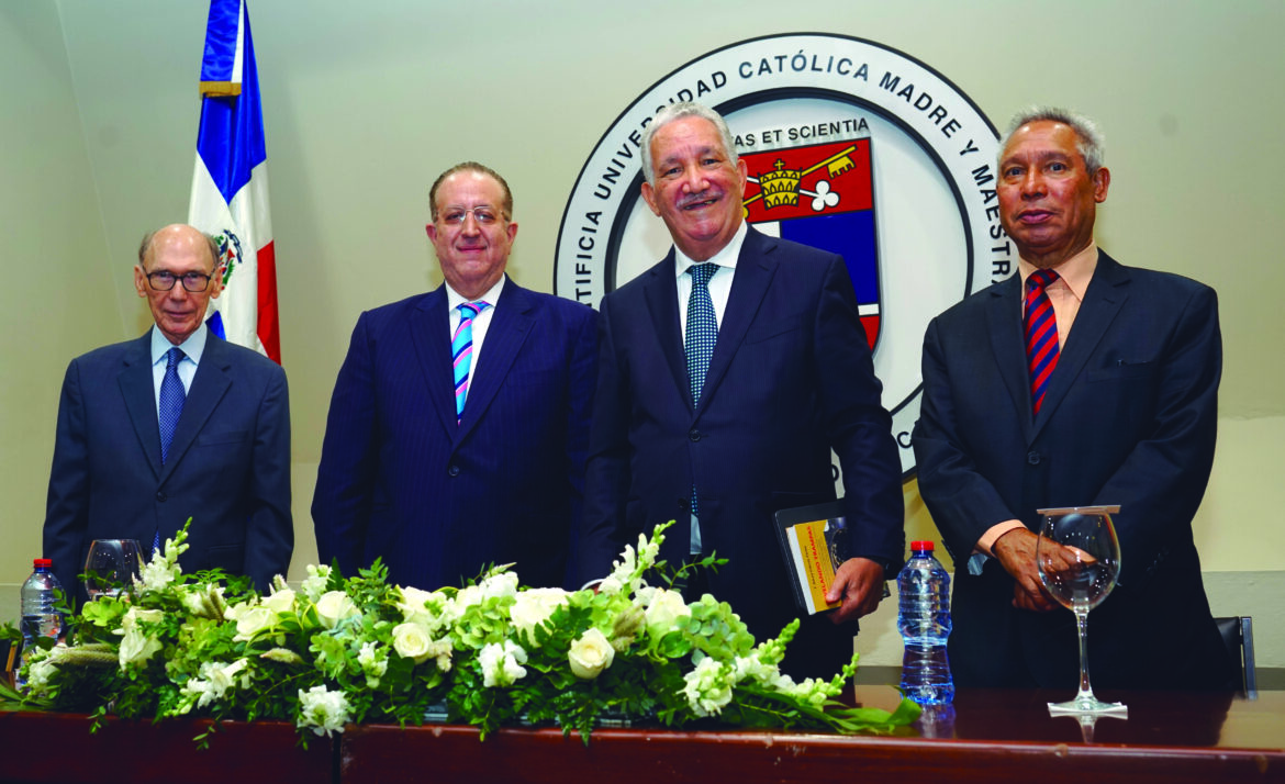 Foto principal -Frank Moya Pons, Magin Díaz, Julio Cross e Isidoro Santana