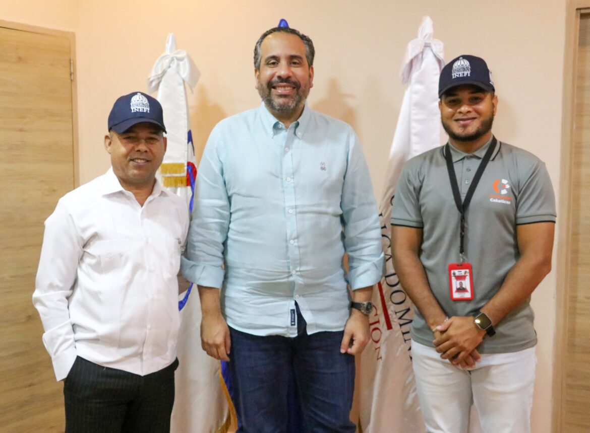 PIE DE FOTO 1 UTILERÍA DEPORTIVA Alberto Rodríguez y los dirigentes deportivos