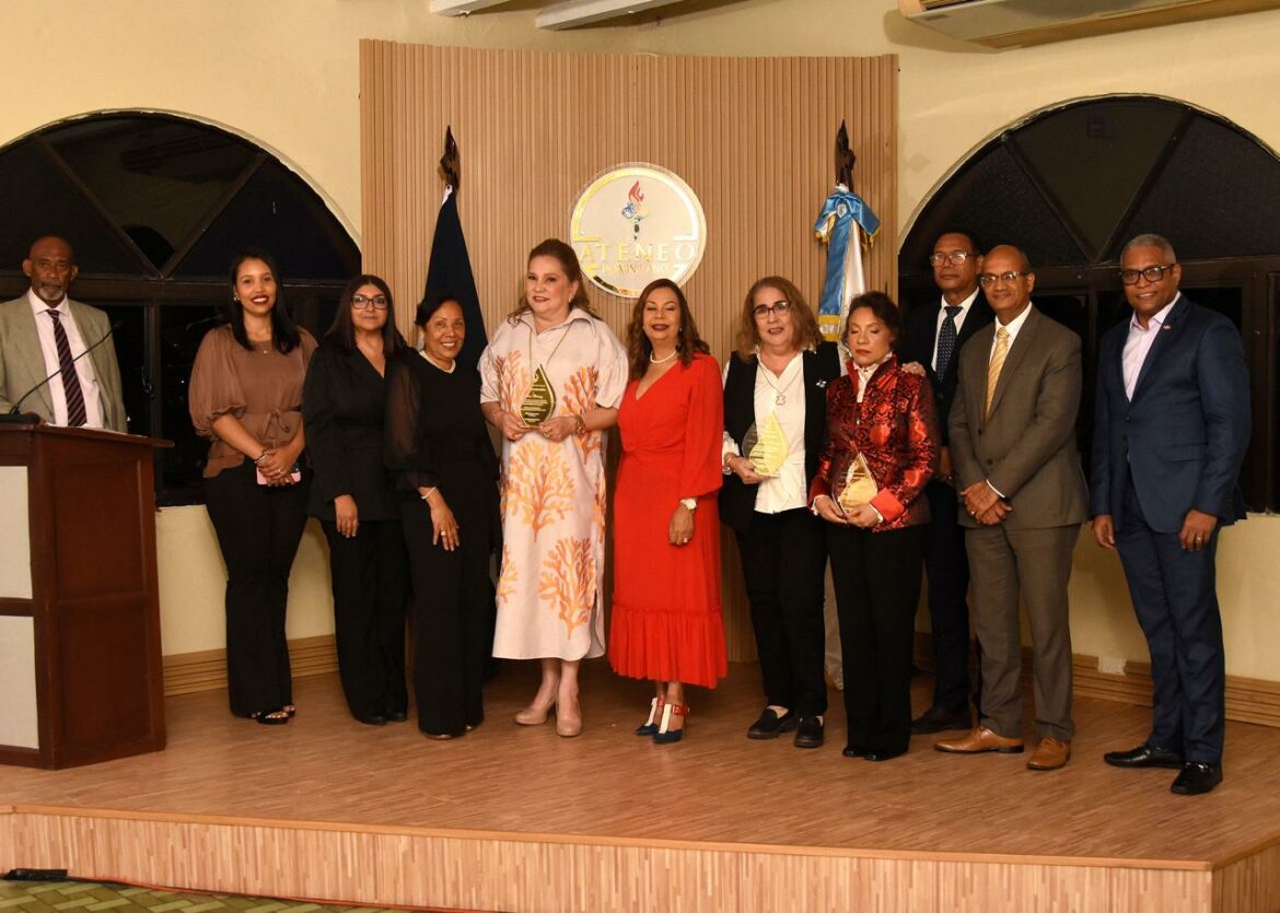 DIRECTIVA DEL ATENEO DOMINICANO JUNTO A LAS GALARDONADAS