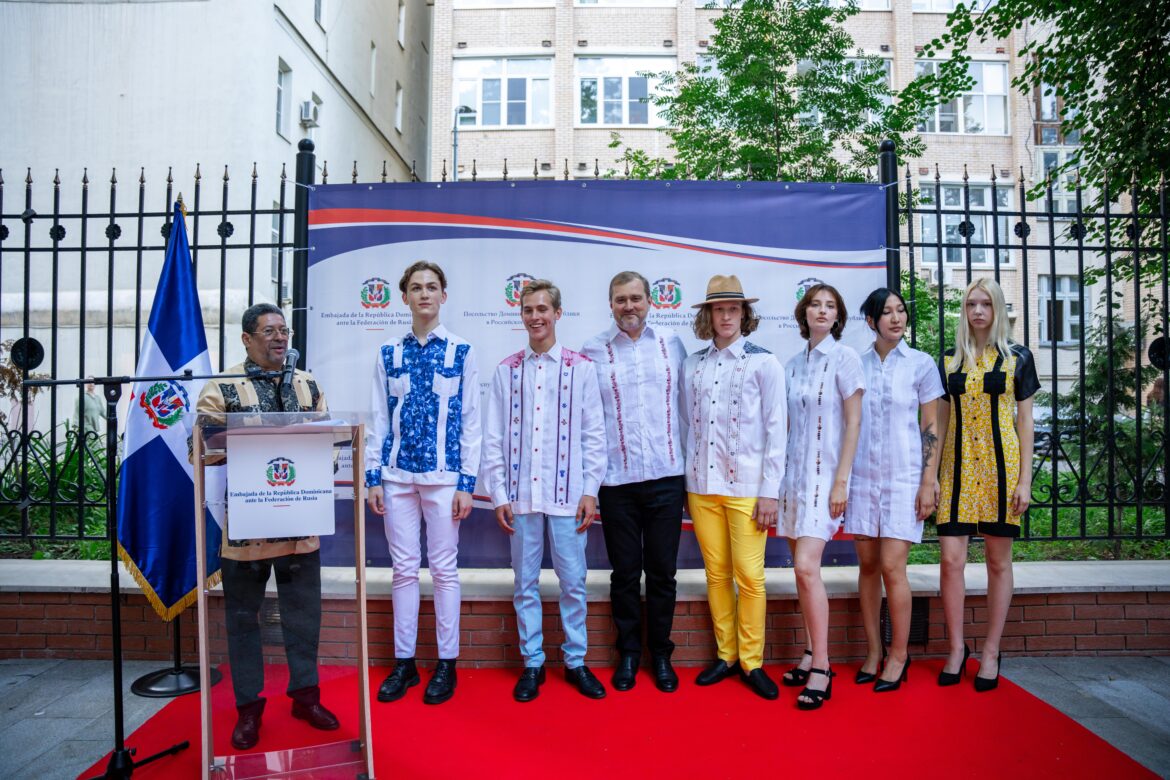 Faraón junto a los modelos de su colección