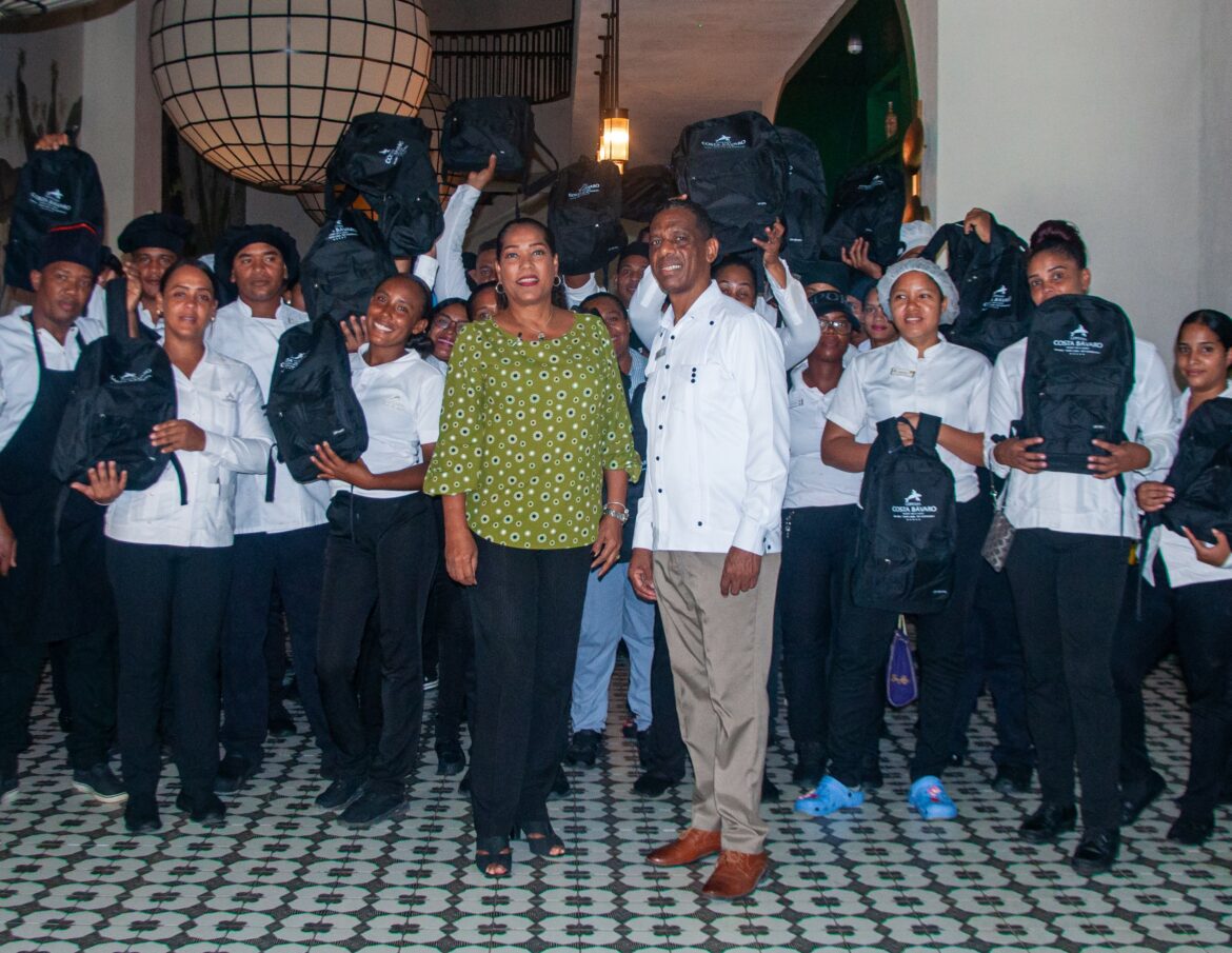 Lopesan Costa Bávaro entrega útiles escolares a colaboradores