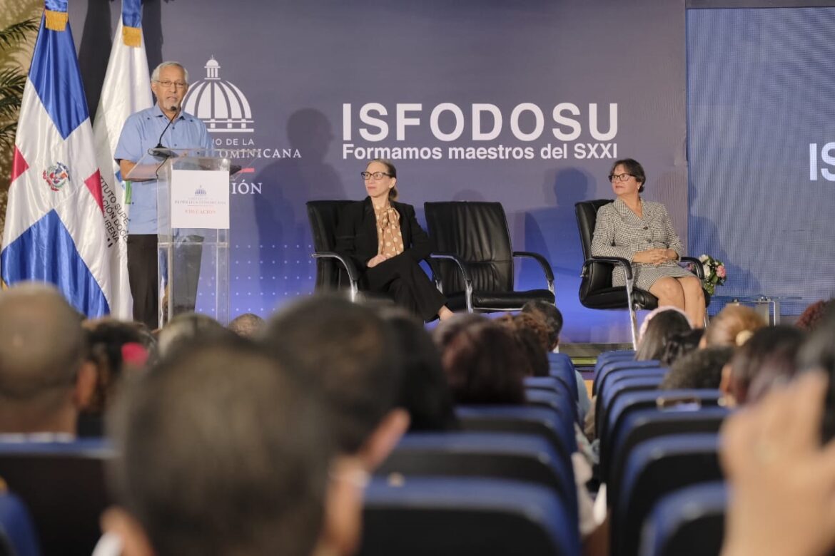 Ministro de Educación y presidente de la Junta de Directores del ISFODOSU, Dr. Ángel Hernández en su discurso central de la actividad (1)