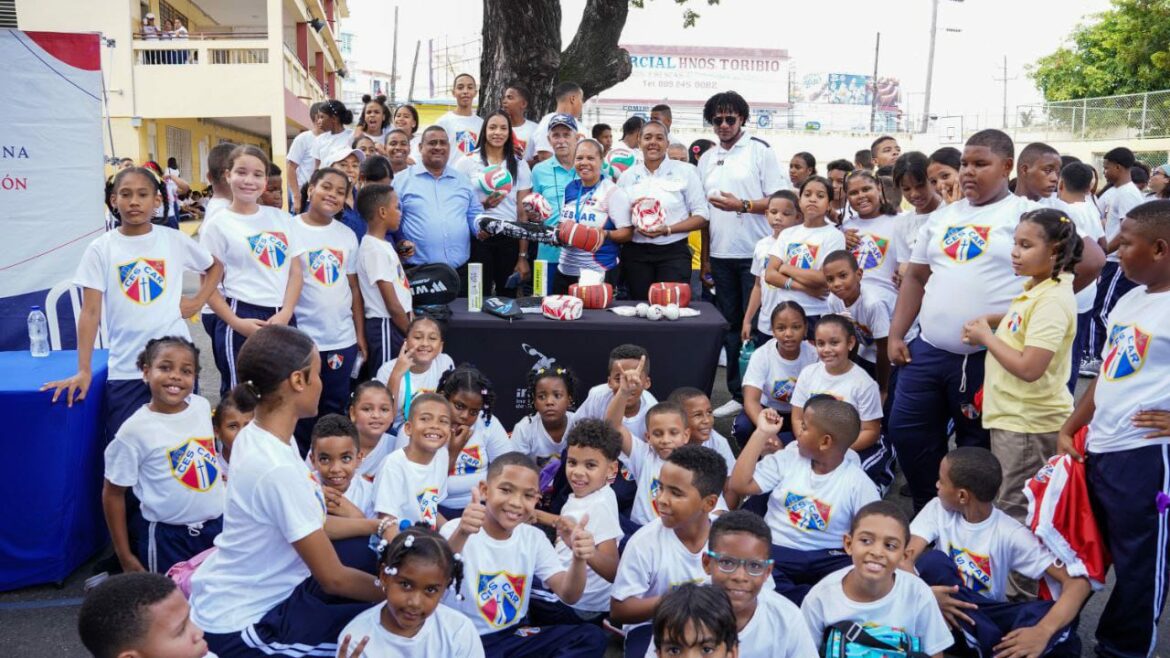 PIE DE FOTO 1 FRANKLIN DUVAL, subdirector general del INEFI, Richard Armaguer López, María García, Calzado