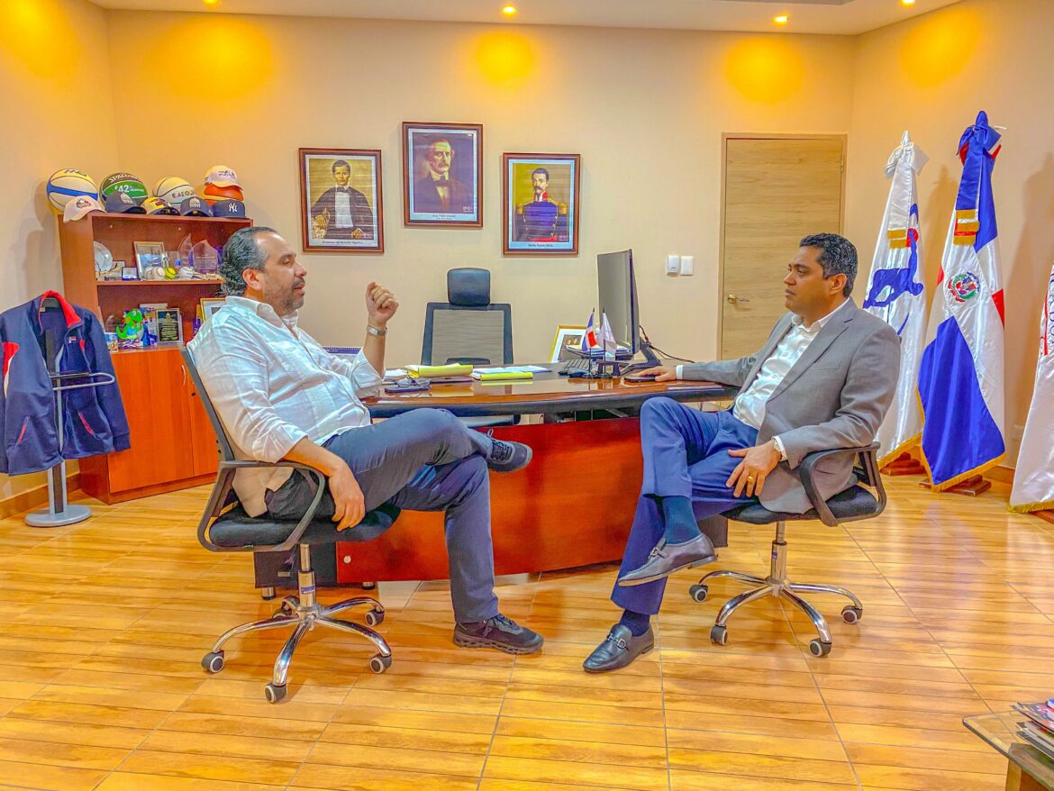 PIE DE FOTO 1 KELVIN CRUZ Y ALBERTO RODRÍGUEZ MELLA en el encuentro sostenidos en la sede principal del INEFI