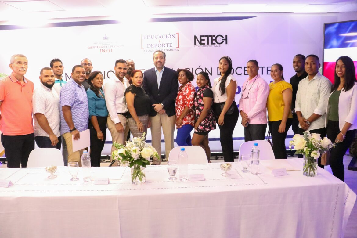 PIE DE FOTO SEMINARIO 1 El director ejecutivo del INEFI, Alberto Rodríguez Mella (centro), junto a varios de los docentes que cursan el seminario