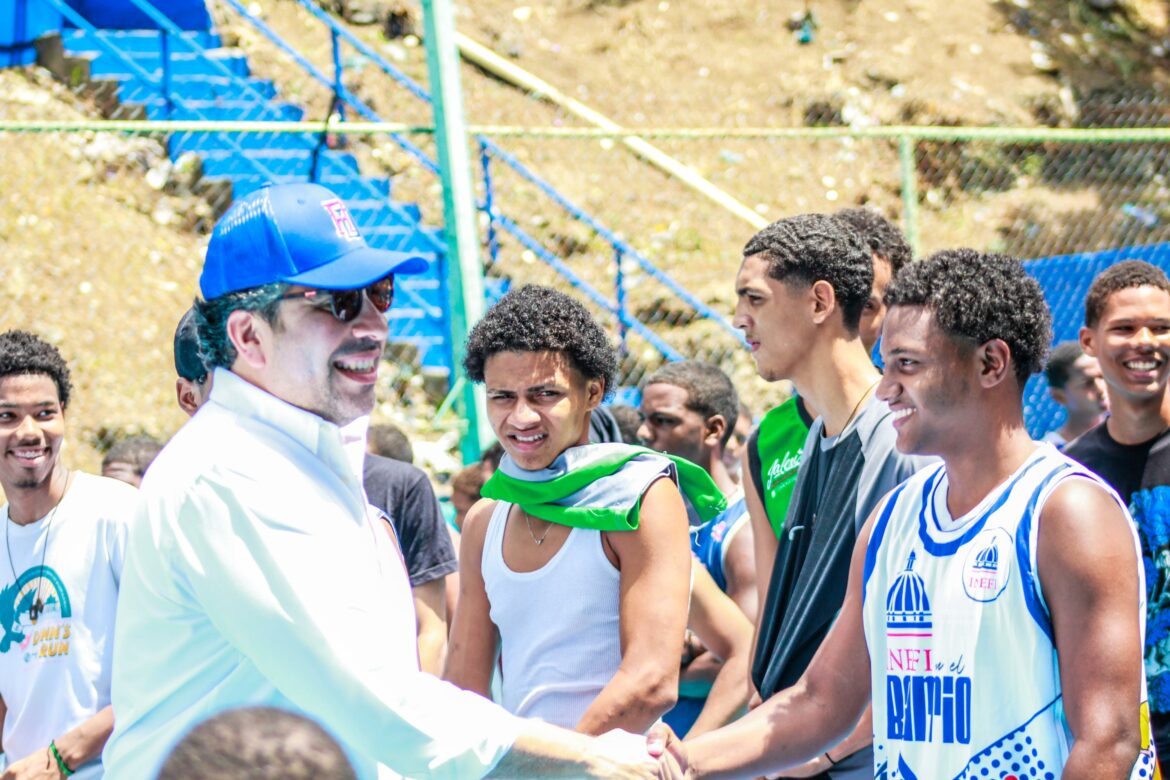Alberto Rodrìguez Mella comparte con estudiantes aficionados del baloncesto en una de las entregas de las canchas remozadas por el INEFI