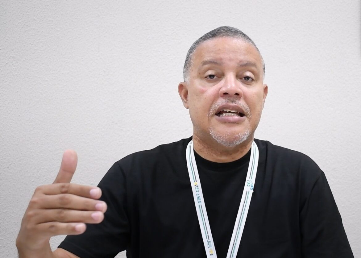 Alexis Alcántara, tesorero y director ejecutivo de la Fedotenis, da los pormenores del curso.